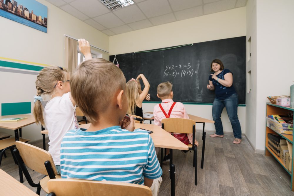 enseignant dans sa classe enseignant dans sa classe